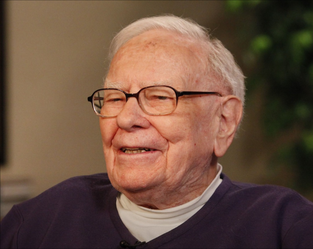 Fotografia de Warren Buffett apos deixar o cargo de CEO da Berkshire Hathaway